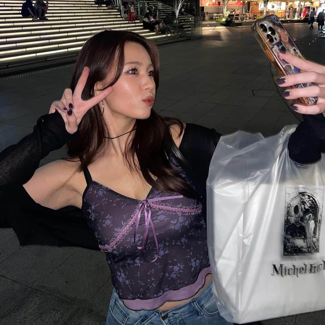 AOIのインスタグラム：「💜🐈‍⬛ . . . . @shein_japan   限定SALE開催中！今年のハロウィンパーティーは #SHEINhalloweenparty で決まり！  キャミソール🫧 15958187 クーポンコード🫧 HallowsJP05  #SHEINhalloweenparty #SHEINforAll #loveshein #ad #海外ファッション #海外ガール #海外コーデ #海外セレブ風 #海外ファッションコーデ  #韓国ファッション #韓国コーデ #韓国女子 #韓国トレンド #韓国ファッションコーデ #韓国風 #데일리 #데일리코디 #패션 #패션코디 #옷스타그램 #攝影 #旅遊攝影 #拍攝 #寫真 #攝影日記 #人像攝影 #攝影師 #互惠 #拍照 #韓国」