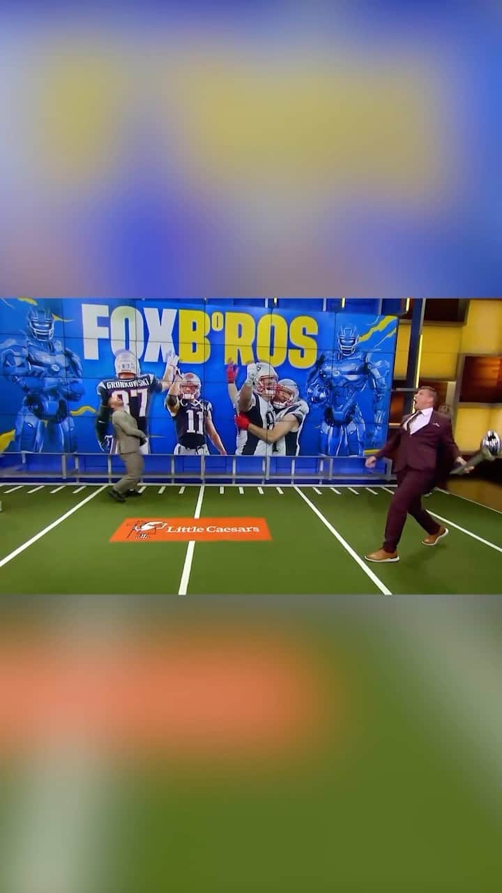 ジュリアン・エデルマンのインスタグラム：「The story of @gronk using the Lombardi Trophy as a baseball bat was so good, he and @edelman11 had to do a reenactment 🤣👏」
