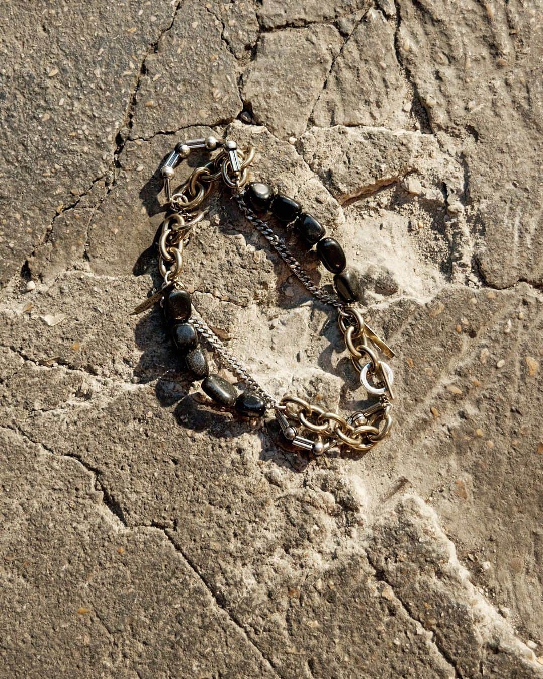 ドリス・ヴァン・ノッテンさんのインスタグラム写真 - (ドリス・ヴァン・ノッテンInstagram)「AUTUMN WINTER 2023 MEN ACCESSORIES  Double chain brass necklace with tiger eye stones and bracelet with onyx stones.  The collection is available in stores and on driesvannoten.com  #DriesVanNoten #DVNAW23」9月11日 1時00分 - driesvannoten