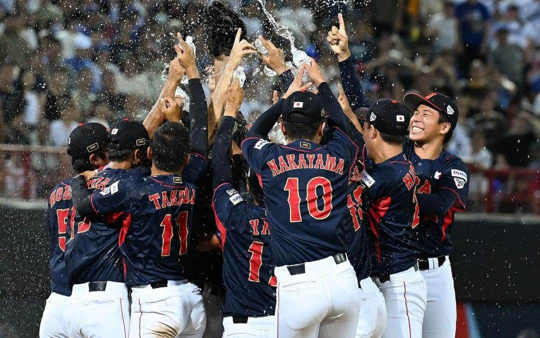 侍ジャパンのインスタグラム：「10日、「第31回 WBSC U-18ベースボールワールドカップ」の決勝戦が台湾の天母野球場で行われ、侍ジャパンU-18代表はチャイニーズ・タイペイと対戦。4回に小技と機動力を絡めて逆転に成功し、先発の前田悠伍も7回1失点の力投を見せるなど2対1で勝利。悲願の初優勝を果たしました。  https://www.japan-baseball.jp/jp/news/press/20230910_1.html  #侍ジャパン #U18WorldCup #世界一 #馬淵史郎 #丸田湊斗 #髙中一樹 #前田悠伍 #緒方漣 #知花慎之助 #尾形樹人」