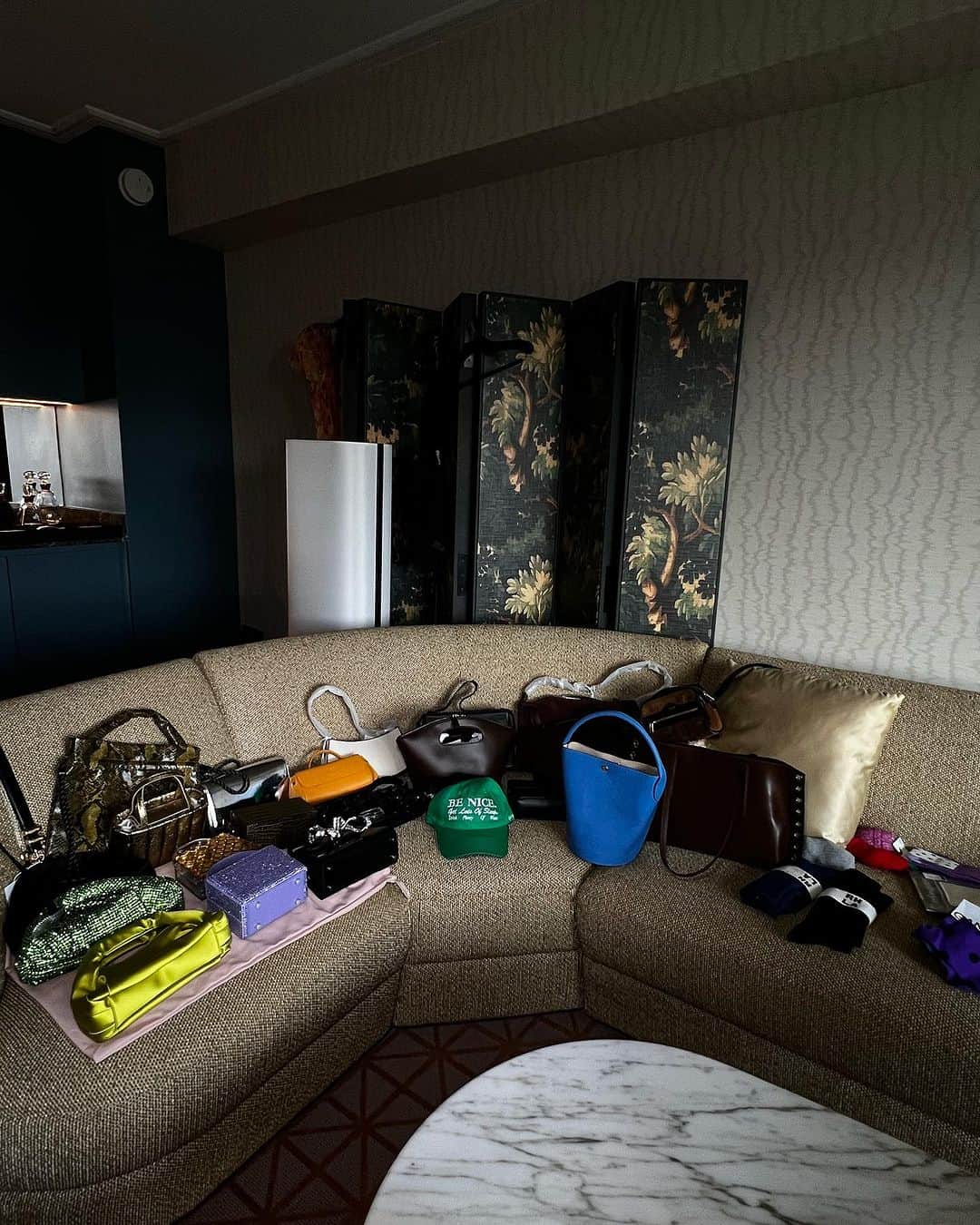 ホイットニー・ポートのインスタグラム：「Spent three hours organizing this. Styling is no joke!  @parklanenewyork  #nyfw」