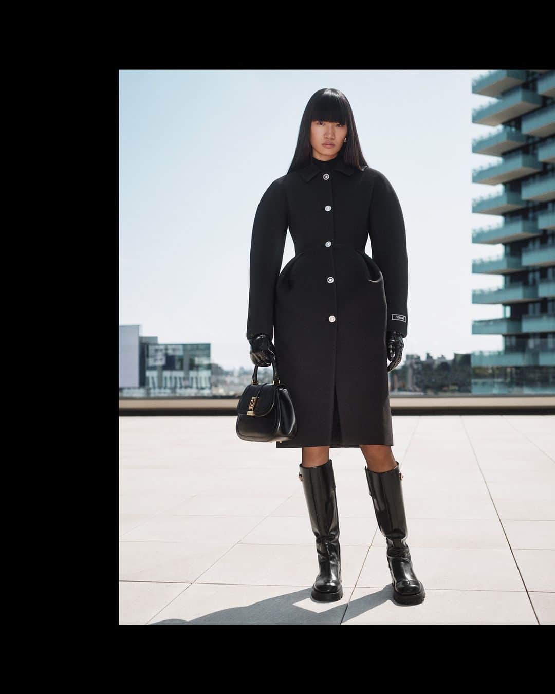 ジャンニヴェルサーチのインスタグラム：「Greca Goddess Top Handle Bag  Luo wears coat; croc-embossed leather gloves; Vagabond boots; Greca Goddess top handle bag  Photography by Ilya Lipkin  #VersaceFW23 #VersaceGrecaGoddess」