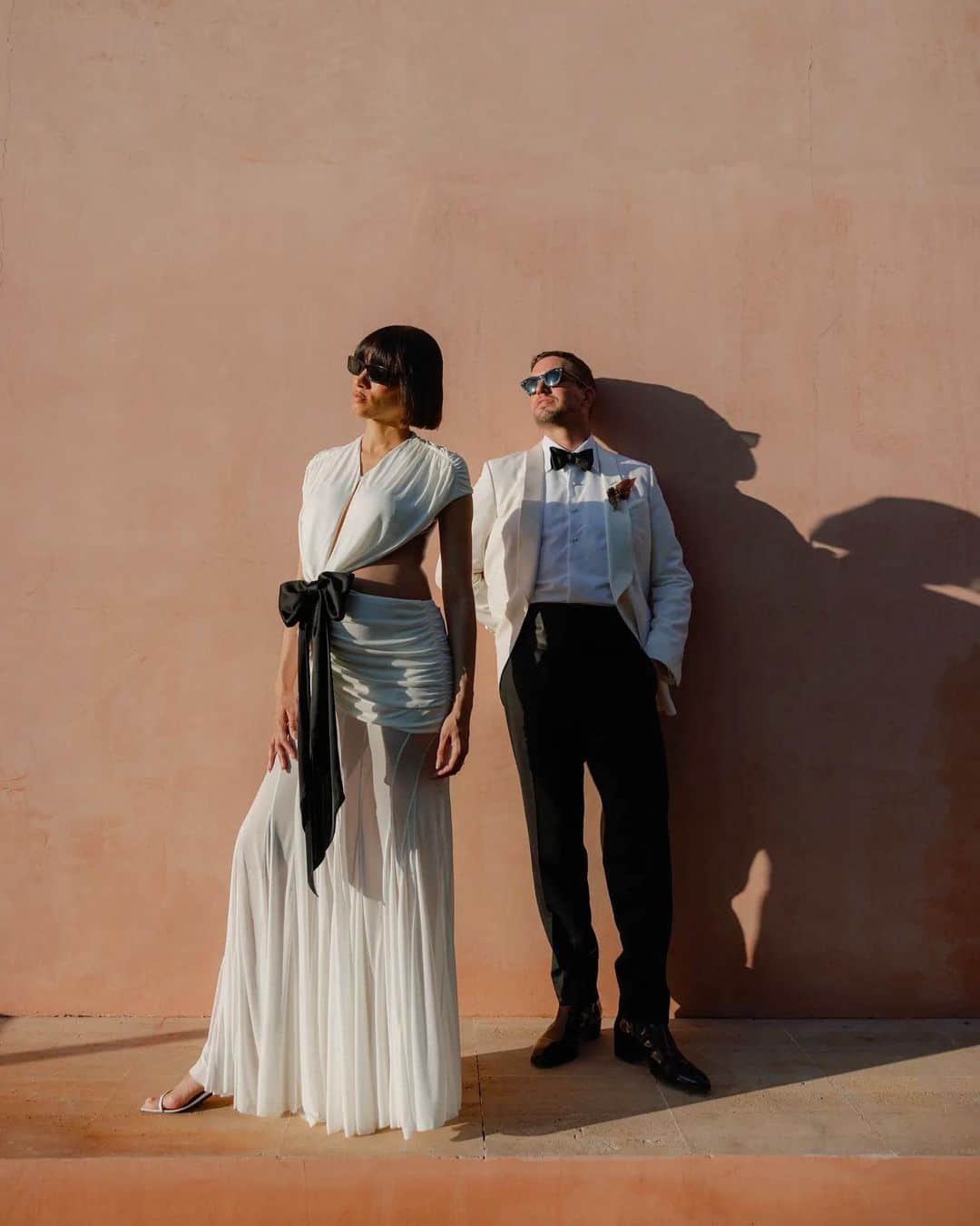 Vogue Españaのインスタグラム：「La pedida fue un momento "muy romántico e íntimo", cuentan Sophia y Christopher, que se casaron en la casa Neuendorf en Mallorca. Para la ceremonia, la novia escogió un diseño de @loewe, que combinó con zapatos de @ysl. {Puedes ver todas las fotos en el link de la bio} ▪️Fotos: @pablo_laguia ▪️Texto: @mariaaguilaarm」