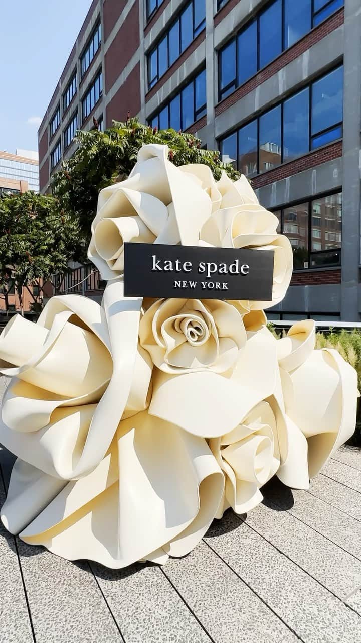 ケイト・スペードのインスタグラム：「This might have been the best part of our #NYFW event on Friday: opening up the doors and inviting in the community–a.k.a. you!–for an afternoon of sweet treats and spring vibes. We’re all about sharing the joy, after all. #katespadeny」