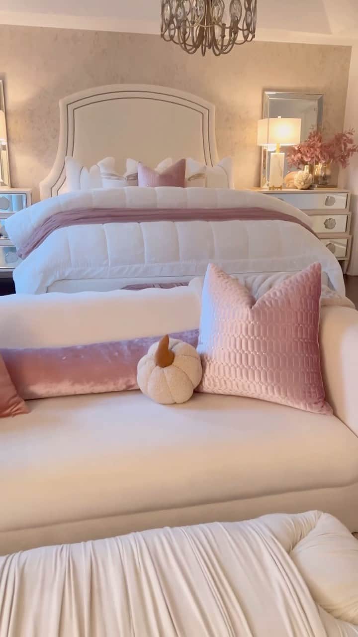 のインスタグラム：「Fall bedroom vibes, anyone?🎃🍂🛏️ From pumpkin Sherpa pillows to beautiful leaf stems, we have everything you need for the new season! Start elevating your home today at inspiremehomedecor.com link in bio✨」