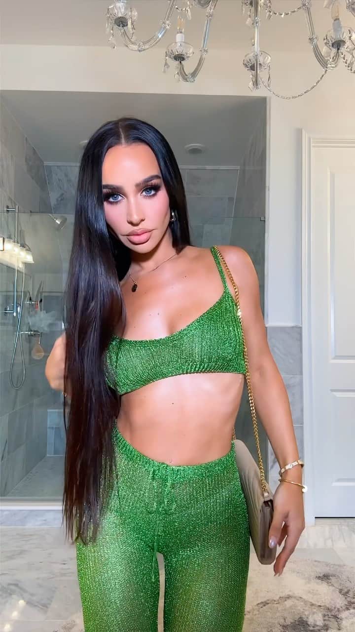 Carli Bybelのインスタグラム：「get dressed with me for a night in nyc💚 #fashion #fashionweek #grwm」