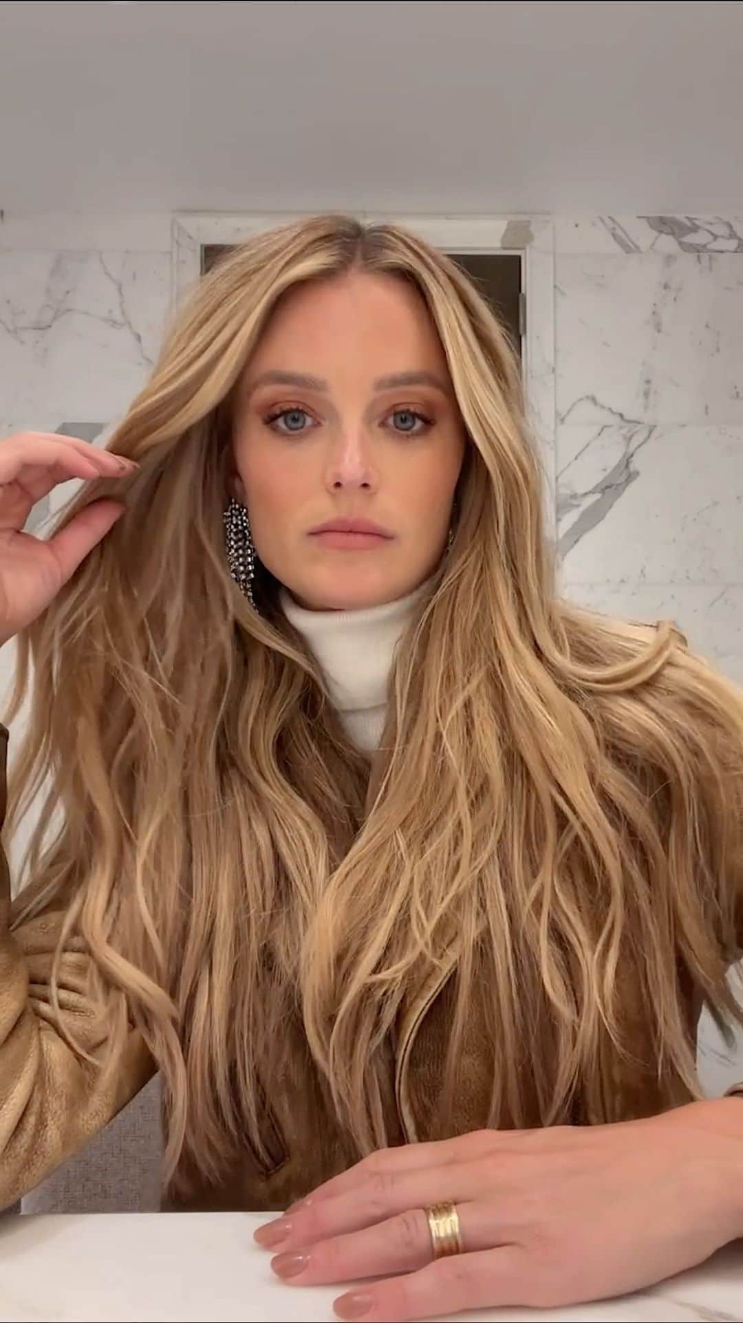 ケイト・ボックのインスタグラム：「Last touches before heading to @ralphlauren spring 24 show.  #ralphlauren.  Lip is @diorbeauty rouge dior 200 terra bella 💄」