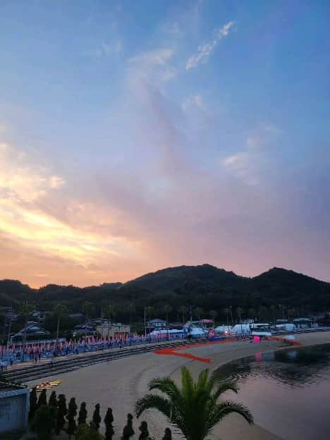 上田藍のインスタグラム：「. ☁️　☁️☁️　☁️☀️☁️　☁️☁️　☁️　☁️  🌟IMABARI HAKATAJIMA TRIATHLON🌟 #ehimejapan #imabari  #hakatajimaisland  🌴🌴🏊️🌴🌴🌴🚲️🌴🌴🌴🏃🌴🌴🌴  🌟今治伯方島トライアスロン大会🌟  本日、愛媛県伯方島にて開催されました【今治伯方島トライアスロン大会】にゲストアスリート&MCとして参加をさせて頂きました🤗✨  初めての四国上陸✈️✨ 松山空港から伯方島までの陸路は『瀬戸内しまなみ海道』を進んだのですが、島々を繋ぐ白く真っ直ぐな橋を渡りながら望む絶景は見応えたっぷりでした🏝️🚙🌉🏝️✨  地域の方の協力❤️ 活気あるレース会場の雰囲気✨ タフなコースレイアウト🏊️🚲️🏃☀️ ご当地グルメ🍊😋✨  魅力が沢山つまった素敵な大会に参加させていただき、とっても楽しく幸せでした🙌🎵 会場で声を掛けて下さった皆さん❤️ありがとうございました。またぜひ、レース会場などでお会いできることを心待ちにしています🤗🍀  #今治伯方島トライアスロン大会 #四国初上陸 #とても楽しかったです☺️ #ありがとうございました❤️ #トライアスロン #上田藍 #感謝🌿」