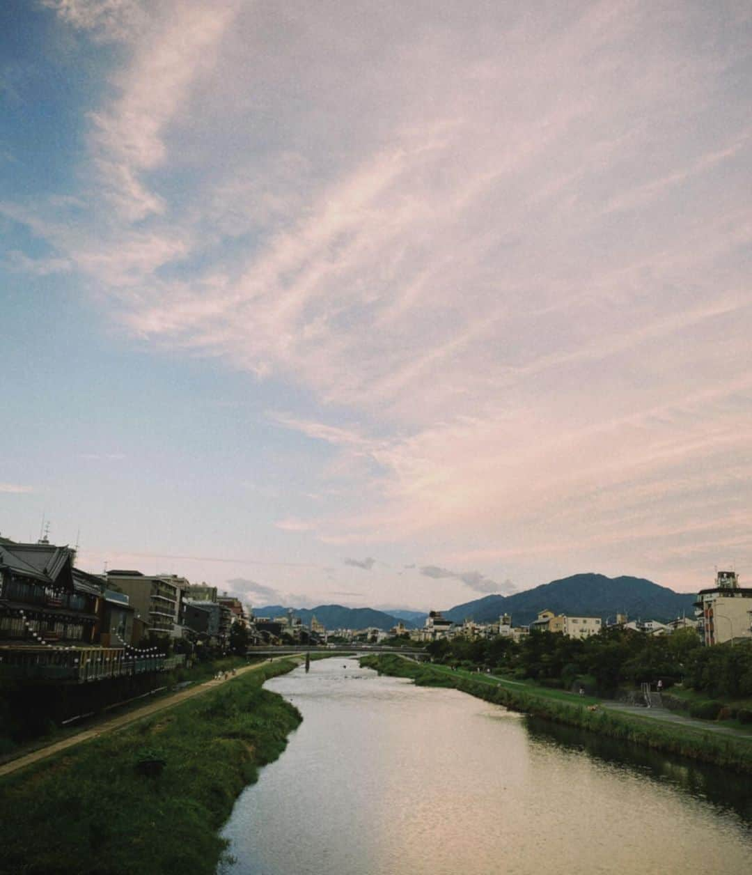 野島健矢さんのインスタグラム写真 - (野島健矢Instagram)「. 𓏲夏おわり休み𓂃𓂄 ⁡ ぼくの、夏終わり休みが幕を閉じました ⁡ もう5.6年ぶりとかになったのかな お爺ちゃんやお父さんに会いに高知県へ行って参りました 何事も突然人間なので、ふらっと決めちゃいました ⁡ ⁡ 羽伸ばしを大いに兼ねていた訳でもあるけど 高知でお爺ちゃんがお米やトマトを作ってるので この時期はトマトの手伝いも兼ねて苗を植えたりと スローライフな日々を過ごしていました ⁡ お昼になっちゃうととんでもなくハウスの中が暑くなるので 朝から昼までの時間でトマトの作業 ⁡ お昼以降は 大体、原動機付自転車で桂浜の太平洋沿いを走ったり 毎日、高知の温泉を巡りバイクの旅を満喫してました ⁡ やっぱり田舎のスーパー銭湯は広いし安いし人が少なくて のんびりとお湯に浸かってる時間が幸せだったなぁ ⁡ 1人で過ごす時間が今の自分には合っていて 殆どの時間をなるべく1人でぼんやり過ごしていました ⁡ ⁡ どこを走っても、どこに連れて行ってもらっても 一つ一つの景色がこんなに美しくて、飾らなくて 今の自分の足らなさに何かエネルギーを注いでくれるような そんな充実した日々でした、里帰りできてよかった ⁡ ⁡ 夏の始まりから瞬足で時間が経っていって いつの間にか終わりへと片足を突っ込んでる訳で この隙間ある時間を肥やしと休息に充てる旅が出来たのかな ⁡ いつもは京都にしか帰ることがなかったので いつもを少し変えてみてその隙間に新しい何かが やってくるような、そんな旅の目的でした ⁡ ⁡ 高知の後にそのまま地元、京都にも少し寄って 今回は京都に帰る事を周りに言ったりはしてなかったので ⁡ 田舎道を久しぶりにママチャリでのんびり散歩したり 少ない時間の中で会える人との時間を大切に過ごしたり お兄ちゃん家の生まれたてほやほやベイビーを観に行ったり 悪縁退散、良縁祈願のお参りをしに行ったりと ⁡ 自由気ままに、思うがままに、時が流れました ⁡ ⁡ この旅の到達点というか休息の目的を終盤で気づく事ができて 何事にも結局、意味はあるんだろうし 例えそれが答えじゃなくても、ヒントになり得たりとか 自分の気持ちを再確認できることが旅なんだなぁって ⁡ ⁡ 盲目になりがちな考え方や意識から環境自体 少し距離を取ると、手放すと、頭が冷えてきます ⁡ ⁡ 今東京に帰ってきて何かが軽くなっているのを実感してて その余白や隙間に新しい出会いやご縁がやってくるのです ⁡ ⁡ #高知 #京都 #里帰り#のじけん日記 ⁡ ⁡ ⁡」9月11日 1時17分 - nozimakenya