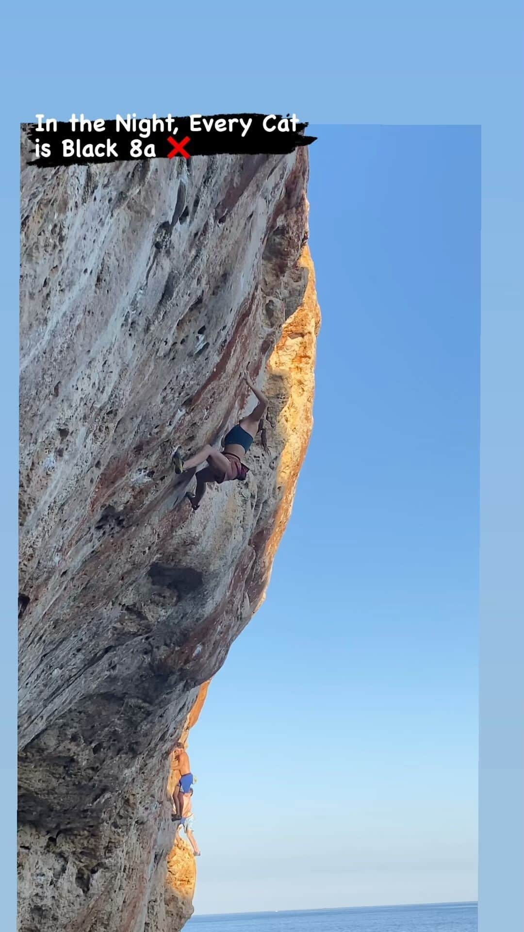 レベッカ・ストッツのインスタグラム：「Short but great trip to mallorca 🏝️  It was amazing to climb on such beautiful lines over the sea 🌊 even though i was scared sometimes - i felt better day by day thanks to the best supporting crew :) 😱 💕  @baechlibergsport @scarpaspa  #mallorca #climbing #deepwatersoloing #sea #holiday #girlswhoclimb #rockclimbing」