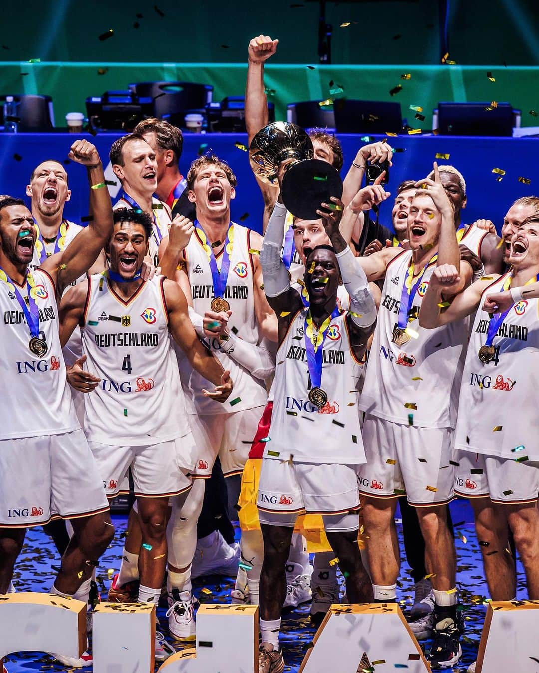 FIBAさんのインスタグラム写真 - (FIBAInstagram)「Scenes from the top of the world 🏆   #FIBAWC x #WinForDeutschland 🇩🇪」9月11日 1時22分 - fiba