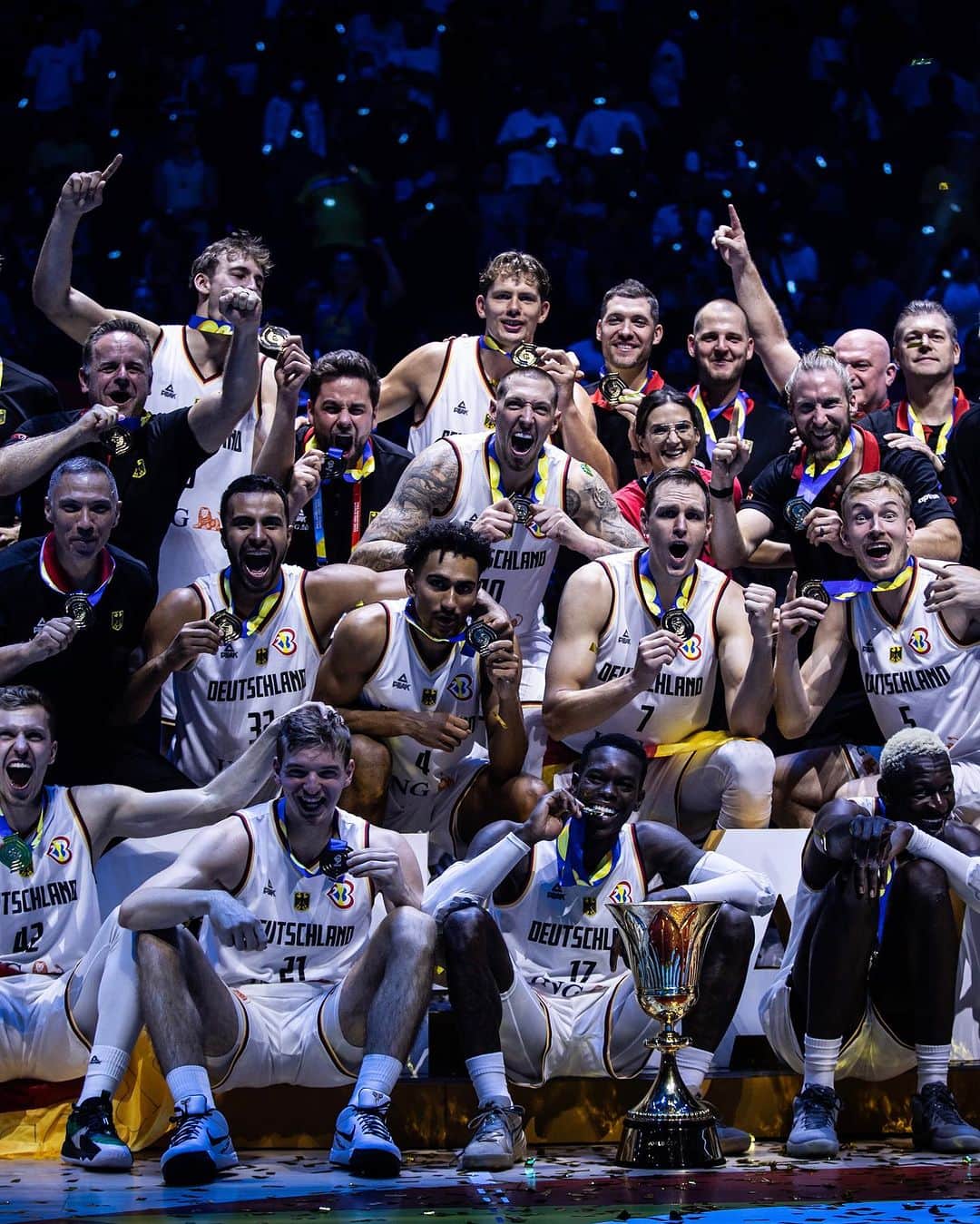 FIBAさんのインスタグラム写真 - (FIBAInstagram)「Scenes from the top of the world 🏆   #FIBAWC x #WinForDeutschland 🇩🇪」9月11日 1時22分 - fiba