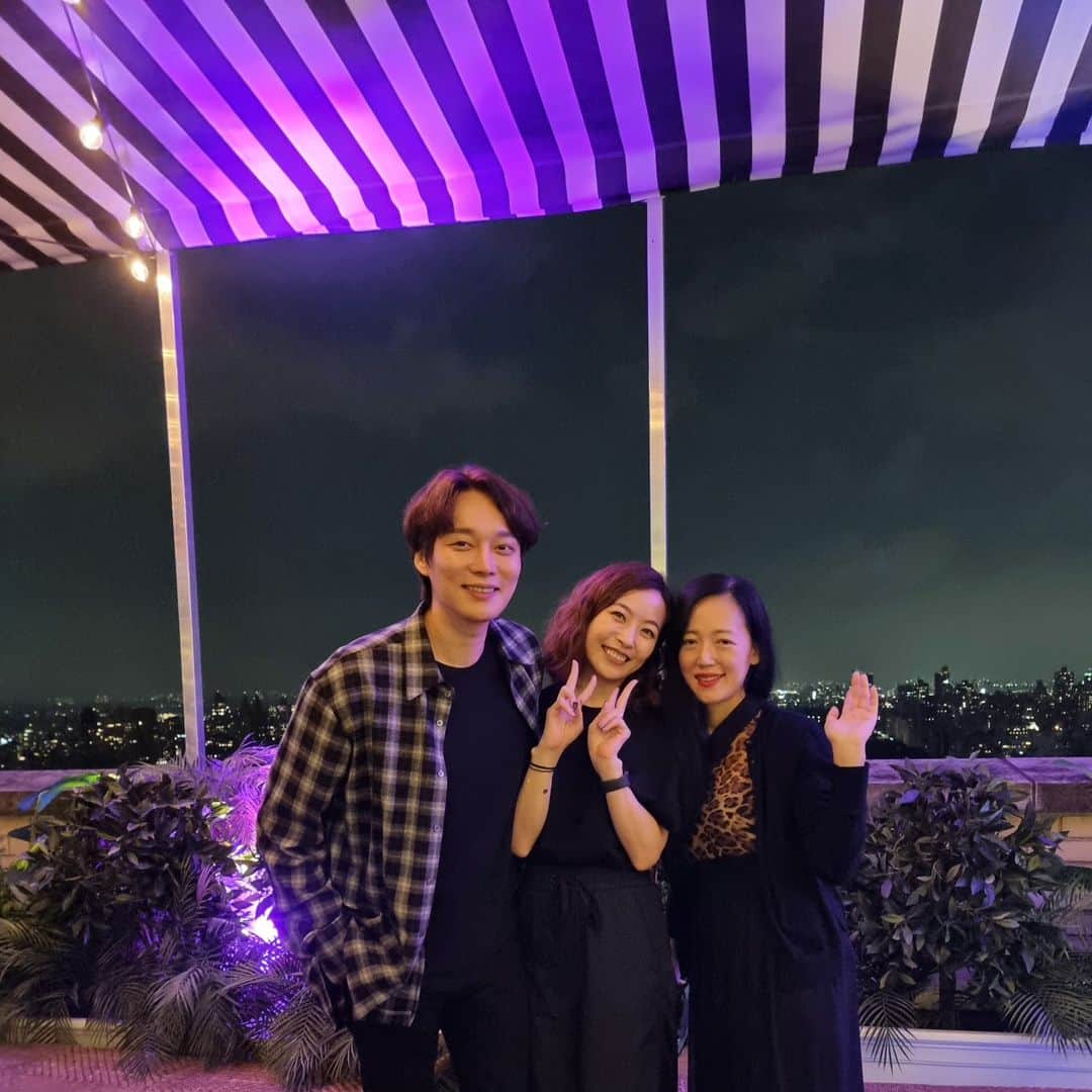 シム・ウンジンのインスタグラム：「한국도 아니고 프랑스도 아닌 뉴욕에서의 만남이라니!! ㅋㅋㅋ 뉴욕으로 출장온 쎄아언니랑 뉴욕뽀개기 ㅋㅋ 세명 이상 뭉치면 몇년짜리 에피소드 하나씩 나오는데 이번에도 역시!!ㅋㅋㅋㅋㅋㅋ  #해장하러가야지」