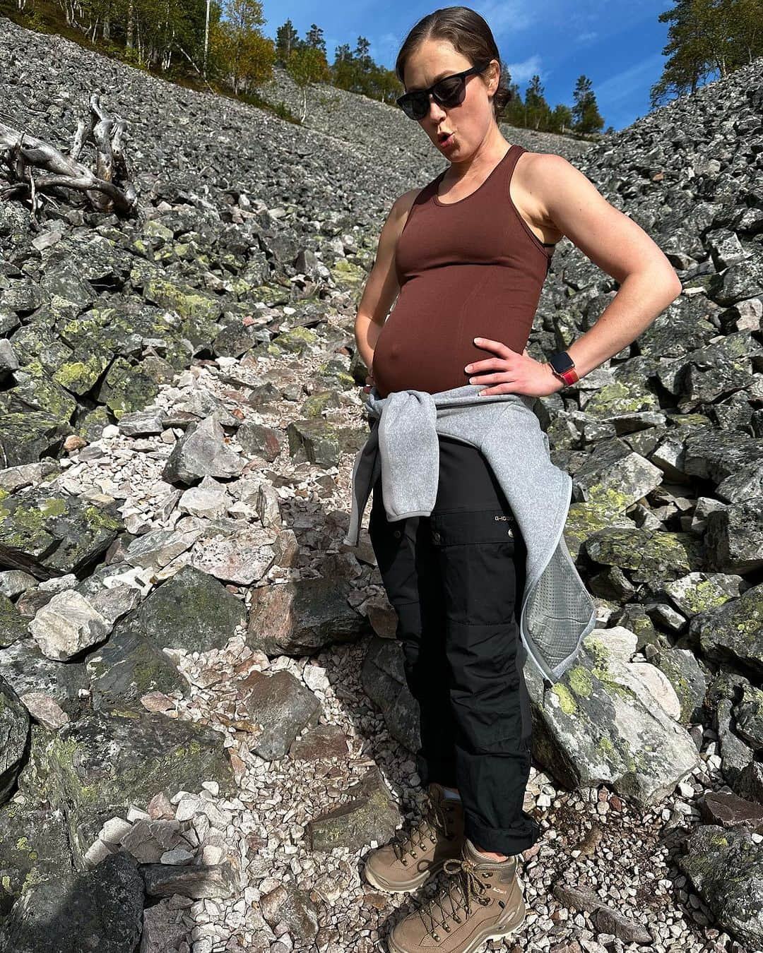 ラウラ・レピストさんのインスタグラム写真 - (ラウラ・レピストInstagram)「Bump photo dump Lapland edition🤰🏽🍂🍃  #lappi #ylläs #finnishlapland #pregnancy #raskaus #bumpphoto #babybump」9月11日 1時28分 - lauralepisto