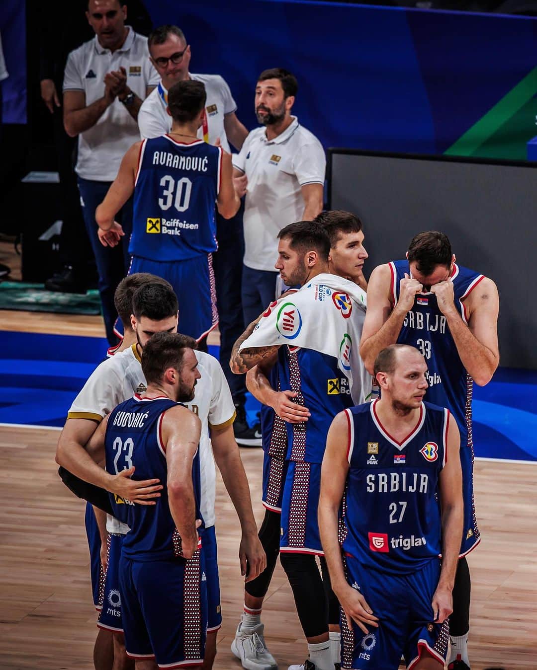 FIBAさんのインスタグラム写真 - (FIBAInstagram)「Such heart 💙  Hats off to Serbia for a terrific run in Manila! 🇷🇸   #FIBAWC x #WinForSrbija」9月11日 1時30分 - fiba