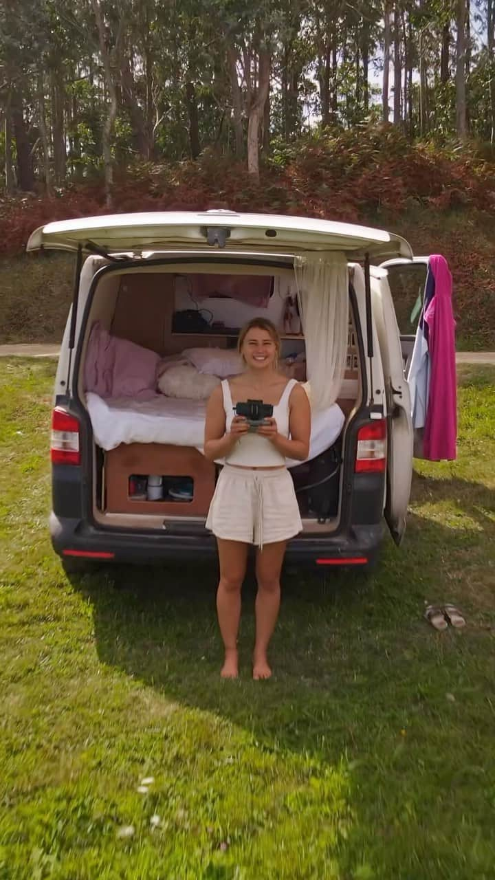 ローラ・マリノのインスタグラム：「Learning new skills en Galice 🤓🇪🇸  🐓 🍗  #van #vanlife #vanlifer #roadtrip #t5 #volkswagenvan #transporter #spain #galice #dronepilot #drone #nature #travel #travelling #traveltheworld #travellife」