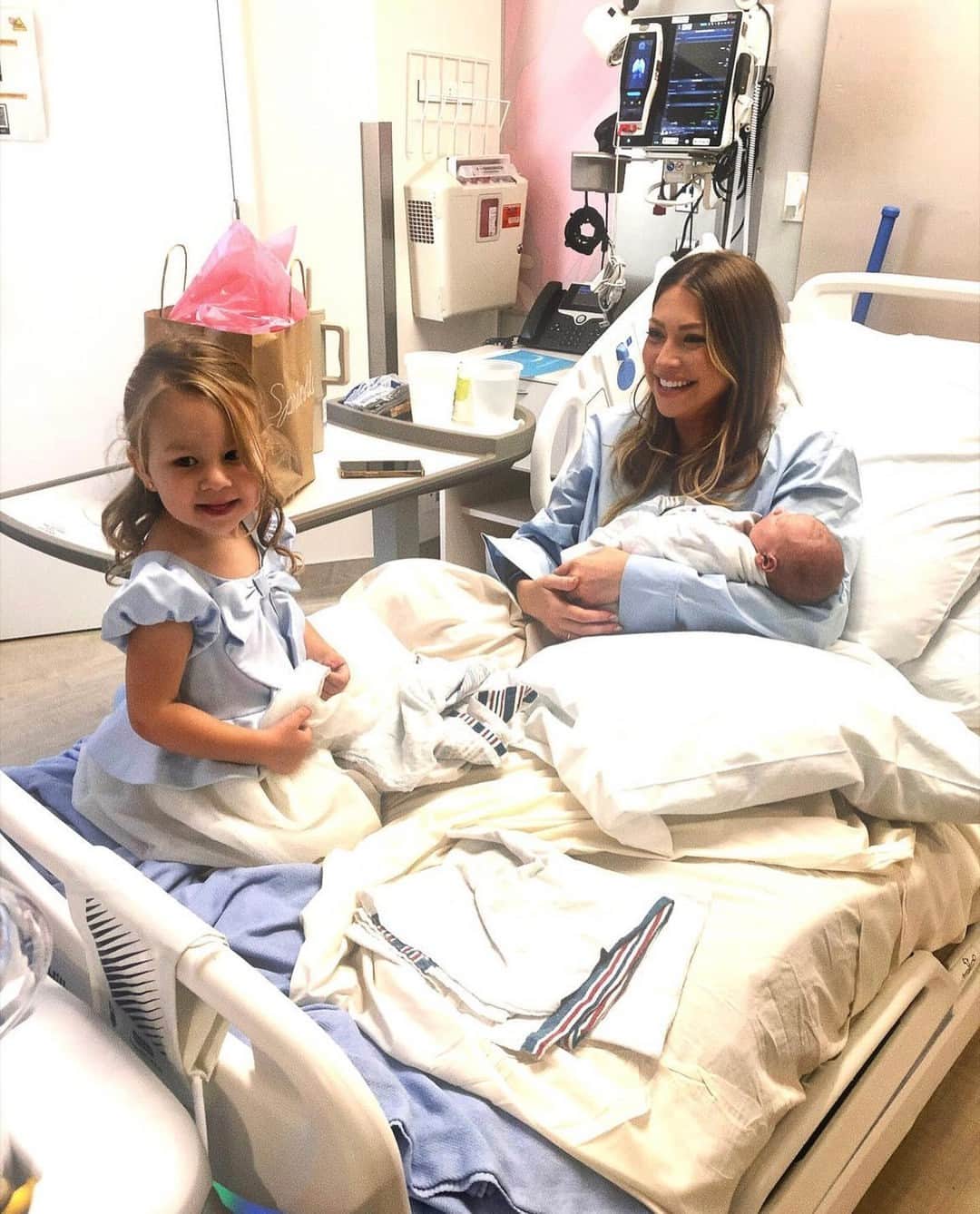 E! Onlineさんのインスタグラム写真 - (E! OnlineInstagram)「Stassi Schroeder has given birth to her first son. ❤️ Link in bio for more on her and Beau Clark's growing family. (📷: Instagram)」9月11日 2時00分 - enews