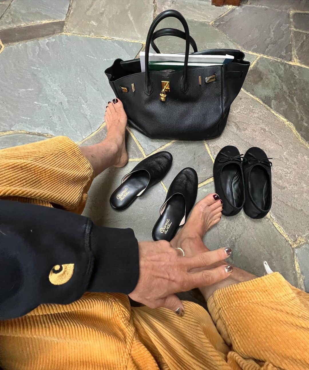 マーク・ジェイコブスのインスタグラム：「sunday.  amazing rain and comfy house slippers. doesn’t get better than this.   @charvet_official  @carhartt  @cartier @chanelofficial  @commedesgarcons  @balenciaga  @hermes   #marvelousmelancholia #rainonme #luckyduck #gratefulnothateful」