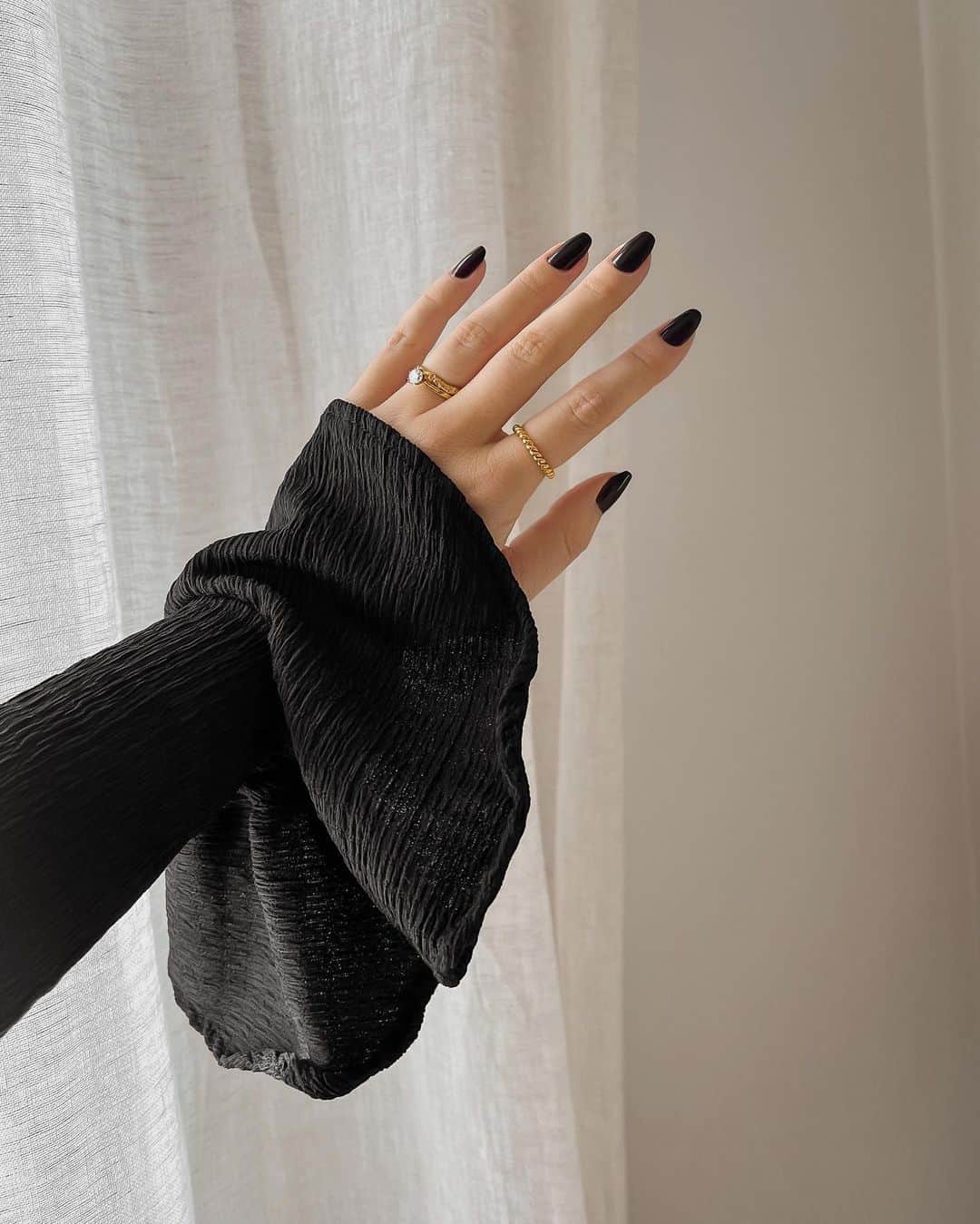 Anna Nyströmのインスタグラム：「Dark nails for fall 🖤🍂」