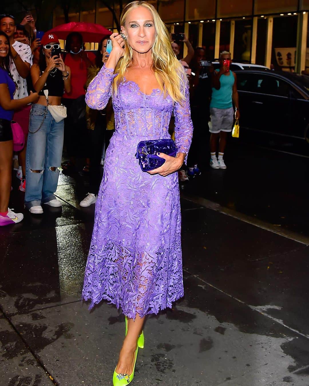 のインスタグラム：「@SarahJessicaParker wore a custom #odlrfall2023 guipure lace dress in iris for the Daily Front Row Awards.   She was honored with the Shoe Brand of the Year Award, presented by Co-Creative Directors Laura Kim and Fernando Garcia.」