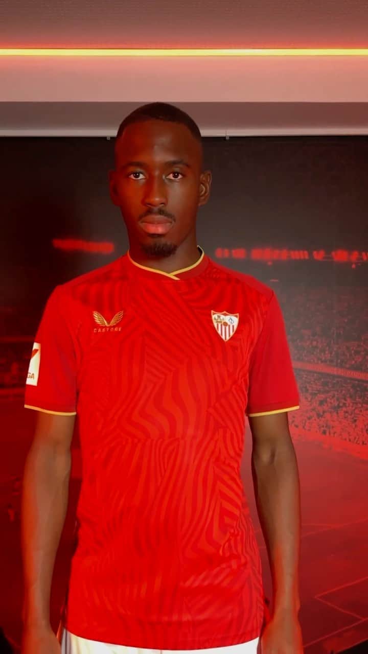 セビージャFCのインスタグラム：「¿Cómo le quedan? 🤔  ⚪️🔴🔵 😎  #WeareSevilla #NuncaTeRindas #sevillafc」