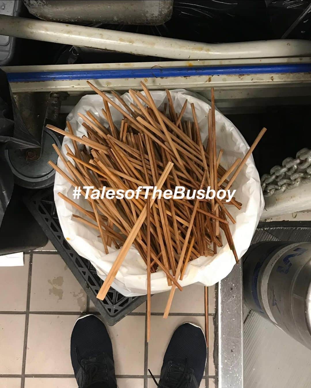 shinichitsutsuiのインスタグラム：「@talesofthebusboy : He works his butt off and buses the tables #TalesonTheBusboy」
