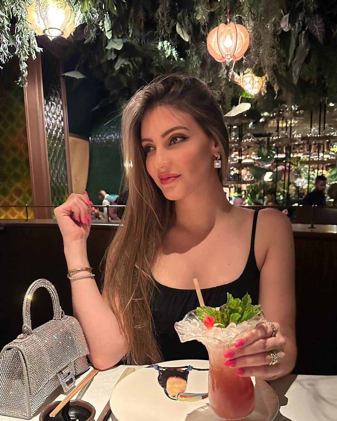 アナ・マリア・カゼミーロのインスタグラム：「Saturday night🖤✨」