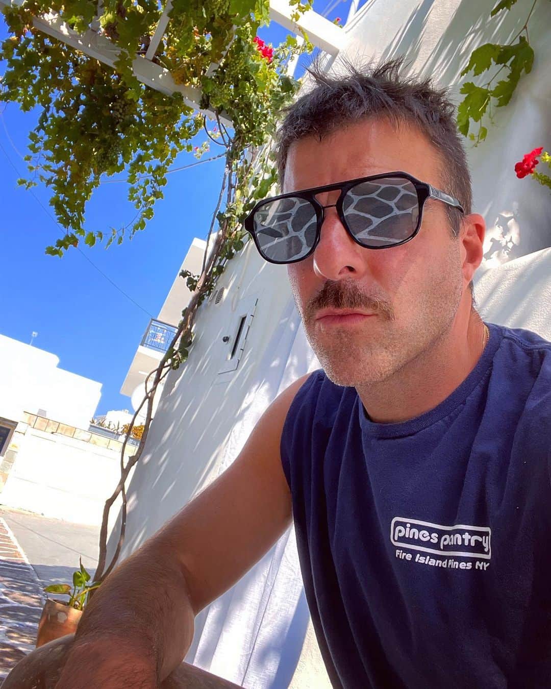 ザカリー・クイントのインスタグラム：「from one island to another…」