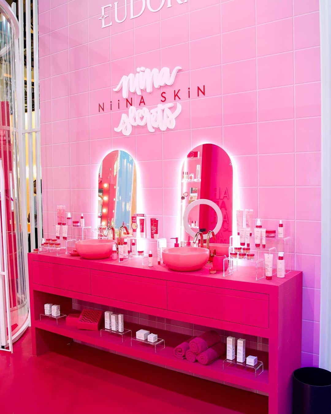 のインスタグラム：「nosso mundo cor de rosa é demais, né? Sem palavras pro stand mais LINDO da Beauty Fair 2023 ♥️🥰 já espiram alguns lançamentos?」