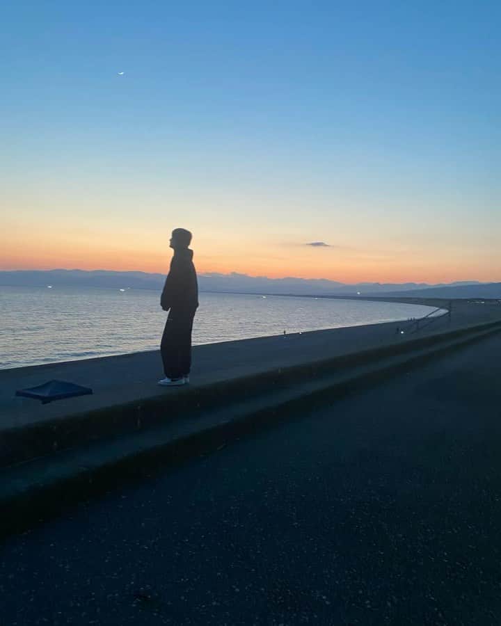 Fuのインスタグラム：「🌃🟣  Byakko - 百夜　  例えばこんなお伽話　 渡れば魔法に架かる橋 君となら眺める景色だし Oh, good night our city "アソビタリナイ" 間違い犯してもまた間違う Baby you know, I wanna be a rock n' pop star こんな自分にお別れして大人になりたい(Oh, good time our city)  🦉🪄  今夜夢叶える百個、役を演じ今日も君の前で生きる。 百も承知、まだまだやること山積み。 わかってるそんなこと、全てクリアしなきゃ、上に上に行きたい。」