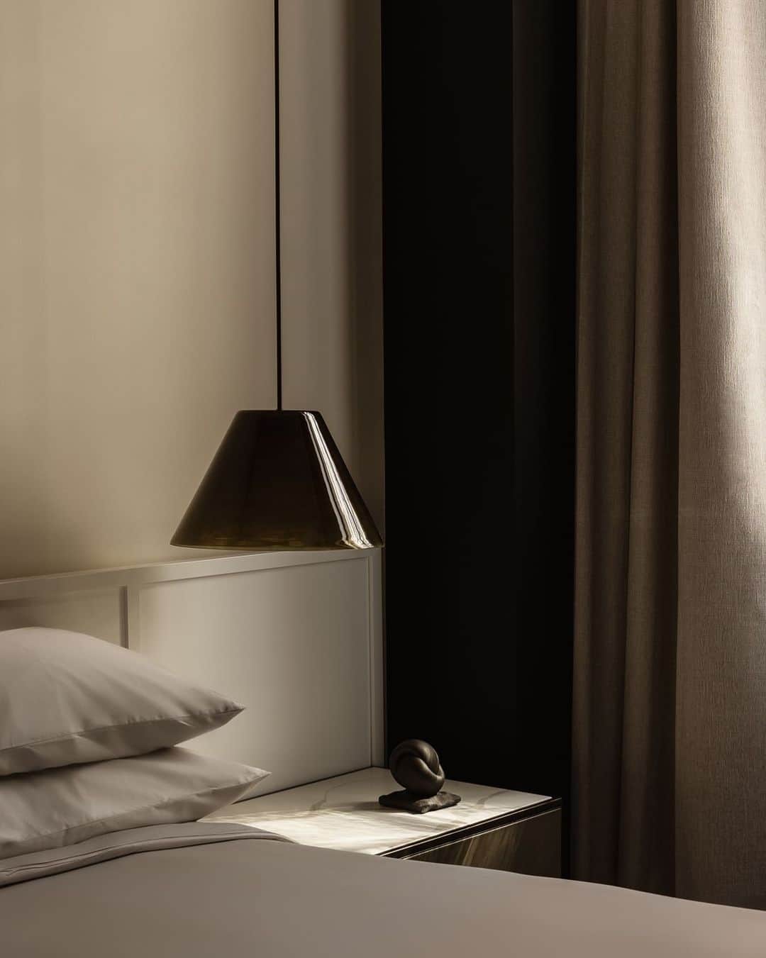 フレッテのインスタグラム：「Exquisitely tailored bed linens, impeccably presented, enhance the tranquil serenity of this minimal guest room, by @capellasydney. ⁠ ⁠ #Frette #FretteLovesDesign」