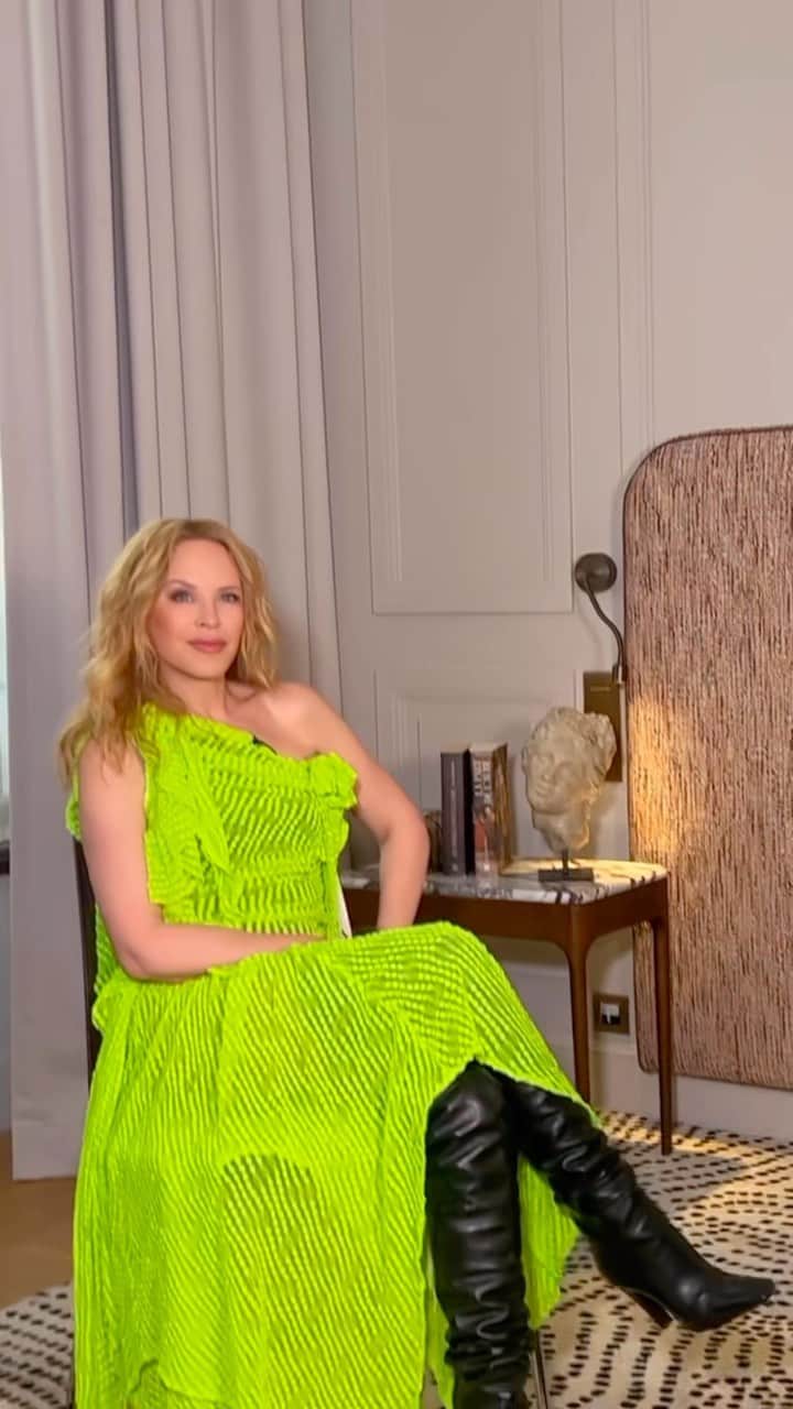 カイリー・ミノーグのインスタグラム：「💚🖤💚」