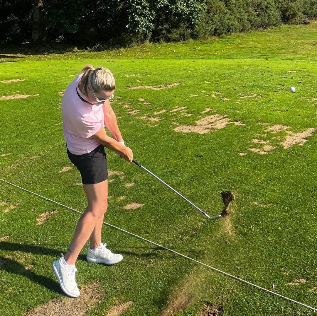カーリー・ブースさんのインスタグラム写真 - (カーリー・ブースInstagram)「Small range session to keep me going 💪☀️😎 #golf #golfrange #golfswing #golfgirls #colehaan」9月11日 2時02分 - carlyabooth