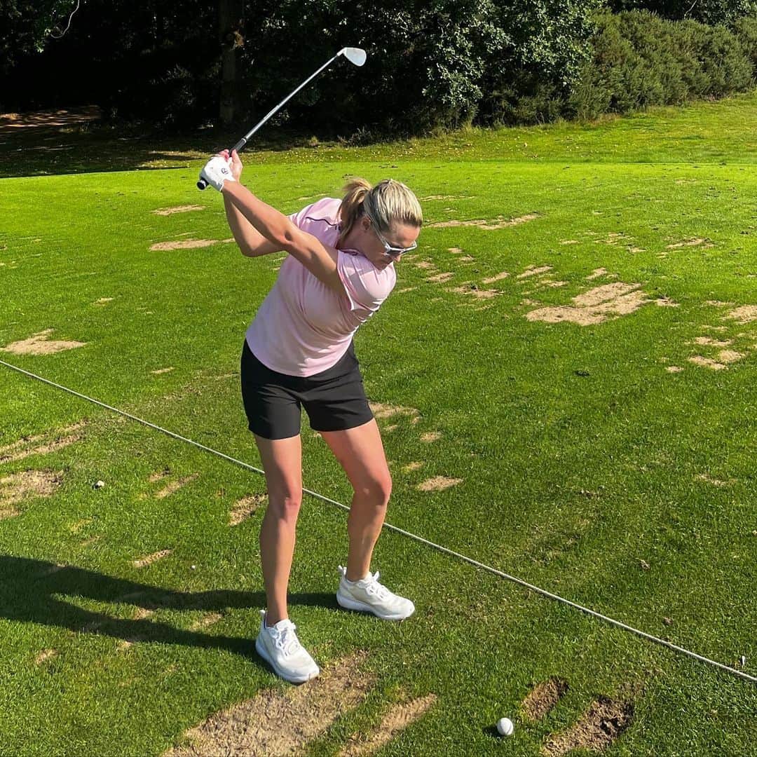 カーリー・ブースさんのインスタグラム写真 - (カーリー・ブースInstagram)「Small range session to keep me going 💪☀️😎 #golf #golfrange #golfswing #golfgirls #colehaan」9月11日 2時02分 - carlyabooth