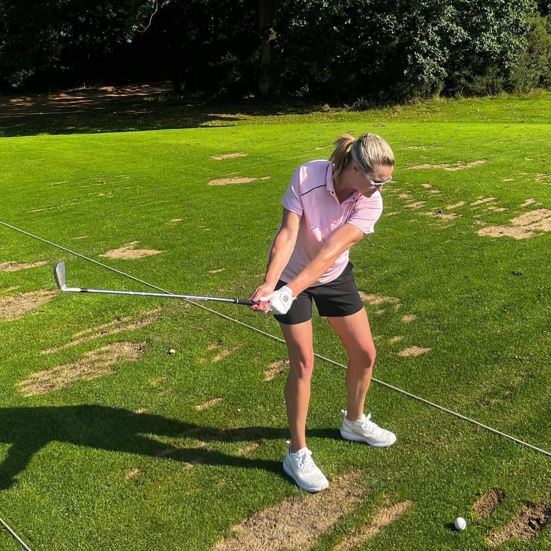 カーリー・ブースのインスタグラム：「Small range session to keep me going 💪☀️😎 #golf #golfrange #golfswing #golfgirls #colehaan」