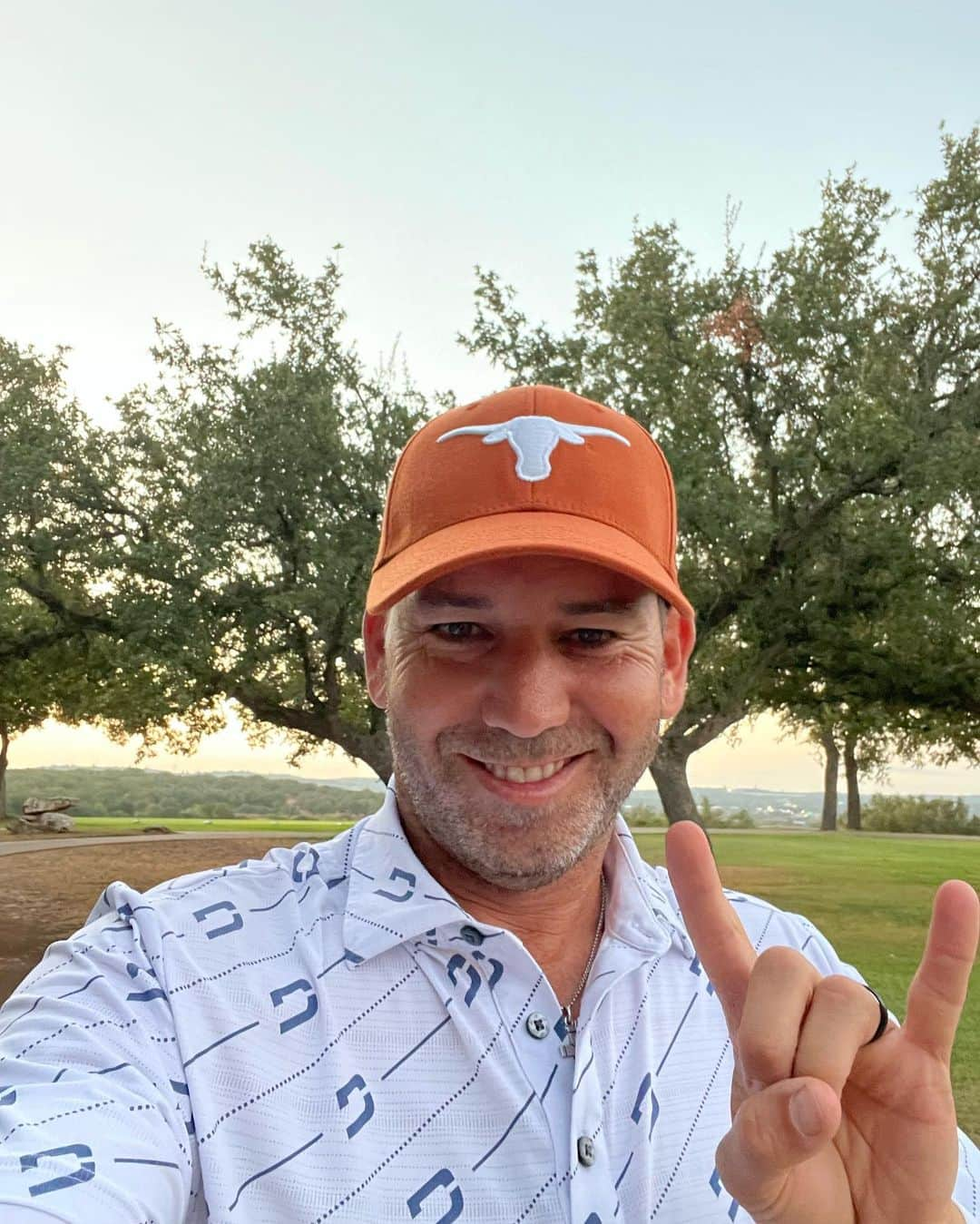 セルヒオ・ガルシアのインスタグラム：「Every day is a good day to wear this hat but today is an even better one!! #Hook’em Horns 🤘🏼🧡」