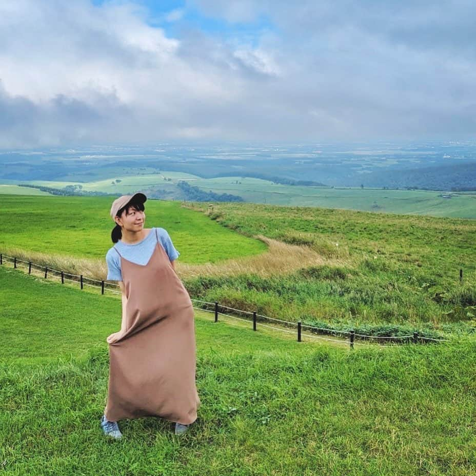 さちこのインスタグラム：「北海道は広いっ！ ナイタイ高原にて(๑˃̵ᴗ˂̵)」