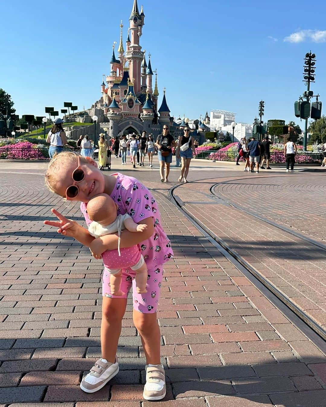 サウル・ニゲスさんのインスタグラム写真 - (サウル・ニゲスInstagram)「Disneyland con mis princesas ❤️」9月11日 2時10分 - saulniguez