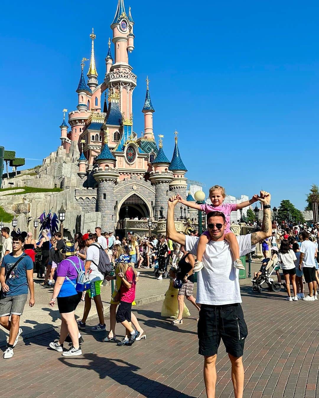 サウル・ニゲスさんのインスタグラム写真 - (サウル・ニゲスInstagram)「Disneyland con mis princesas ❤️」9月11日 2時10分 - saulniguez