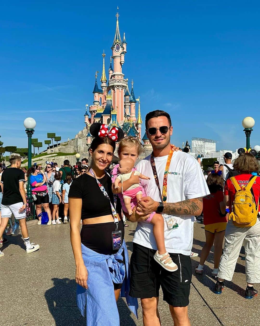 サウル・ニゲスのインスタグラム：「Disneyland con mis princesas ❤️」