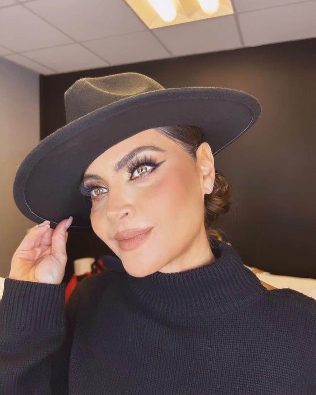 のインスタグラム：「#backstagemoments  💋 @bbellabymillie   #sombreroadictas 🙋🏻‍♀️」