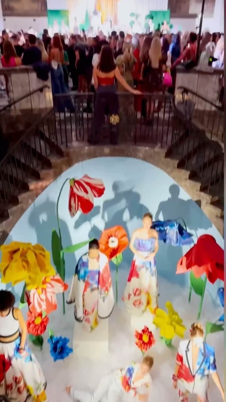 アリス+オリビアのインスタグラム：「an epic evening celebrating our beautiful collection—-thank you to my incredible teams and the magic they created between the clothes, the styling, and the sets….and thank you to the friends, fans, and fashion world who came out to celebrate with us even in the rain!!! #nyfw #blackandwhiteball #styleiswhoyouare ❤️」