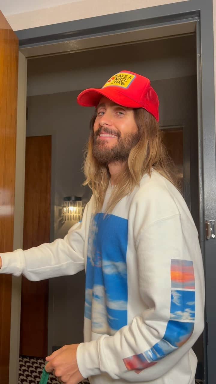 ジャレッド・レトのインスタグラム：「Hmmm…that delivery man looks a Leto familiar…  Ps NEW ALBUM IN FIVE DAYS! 🕺🏻🕺🏻🕺🏻」