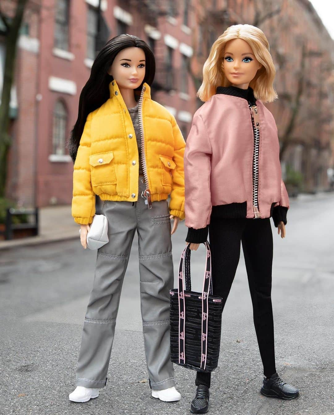 バービーさんのインスタグラム写真 - (バービーInstagram)「When the NYC nostalgia hits...catching up on all things New York Fashion Week from afar. 📸🍎 #nyfw #barbie #barbiestyle⁠」9月11日 2時20分 - barbiestyle