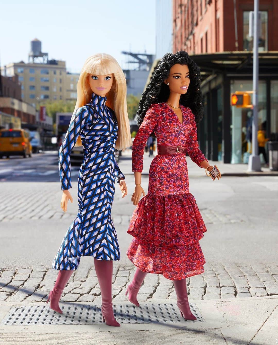 バービーさんのインスタグラム写真 - (バービーInstagram)「When the NYC nostalgia hits...catching up on all things New York Fashion Week from afar. 📸🍎 #nyfw #barbie #barbiestyle⁠」9月11日 2時20分 - barbiestyle