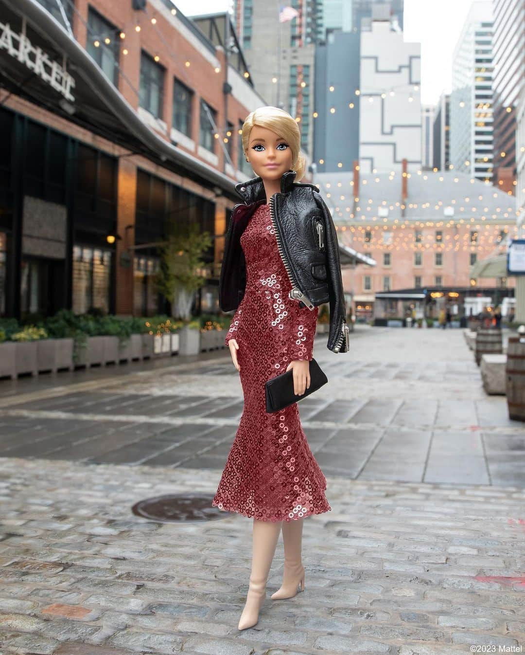 バービーさんのインスタグラム写真 - (バービーInstagram)「When the NYC nostalgia hits...catching up on all things New York Fashion Week from afar. 📸🍎 #nyfw #barbie #barbiestyle⁠」9月11日 2時20分 - barbiestyle