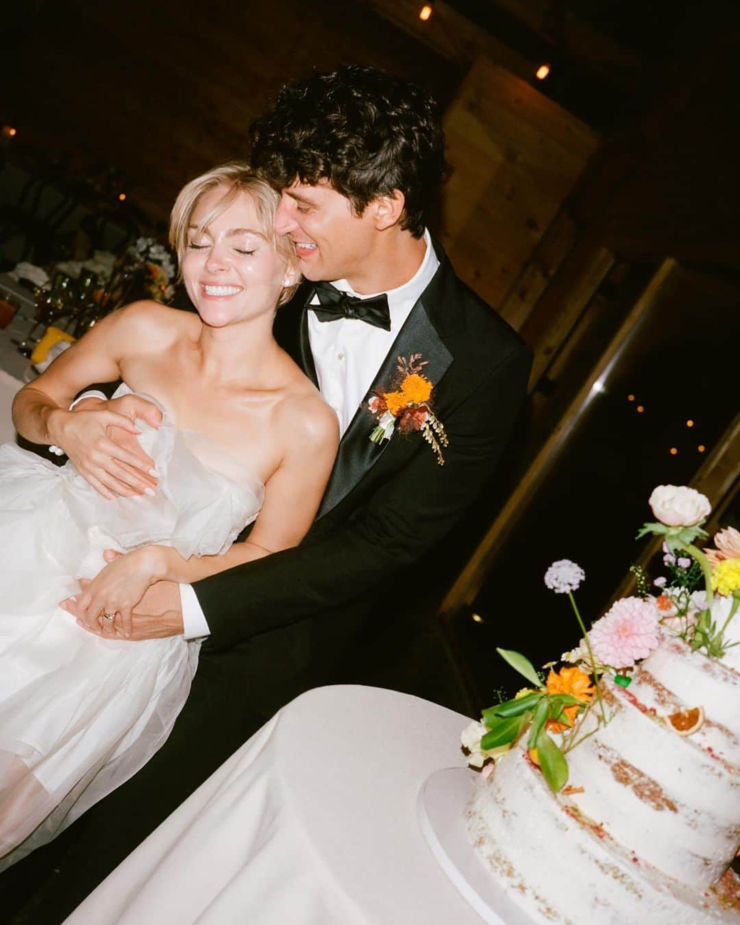 アナソフィア・ロブさんのインスタグラム写真 - (アナソフィア・ロブInstagram)「1 year married to my best friend❣️A caption can’t capture the gratitude, peace, joy, and goofiness I feel when I’m with you. And even when I’m not with you, just thinking of ya makes me feel all warm.  I love you! 🍊」9月11日 2時20分 - annasophiarobb