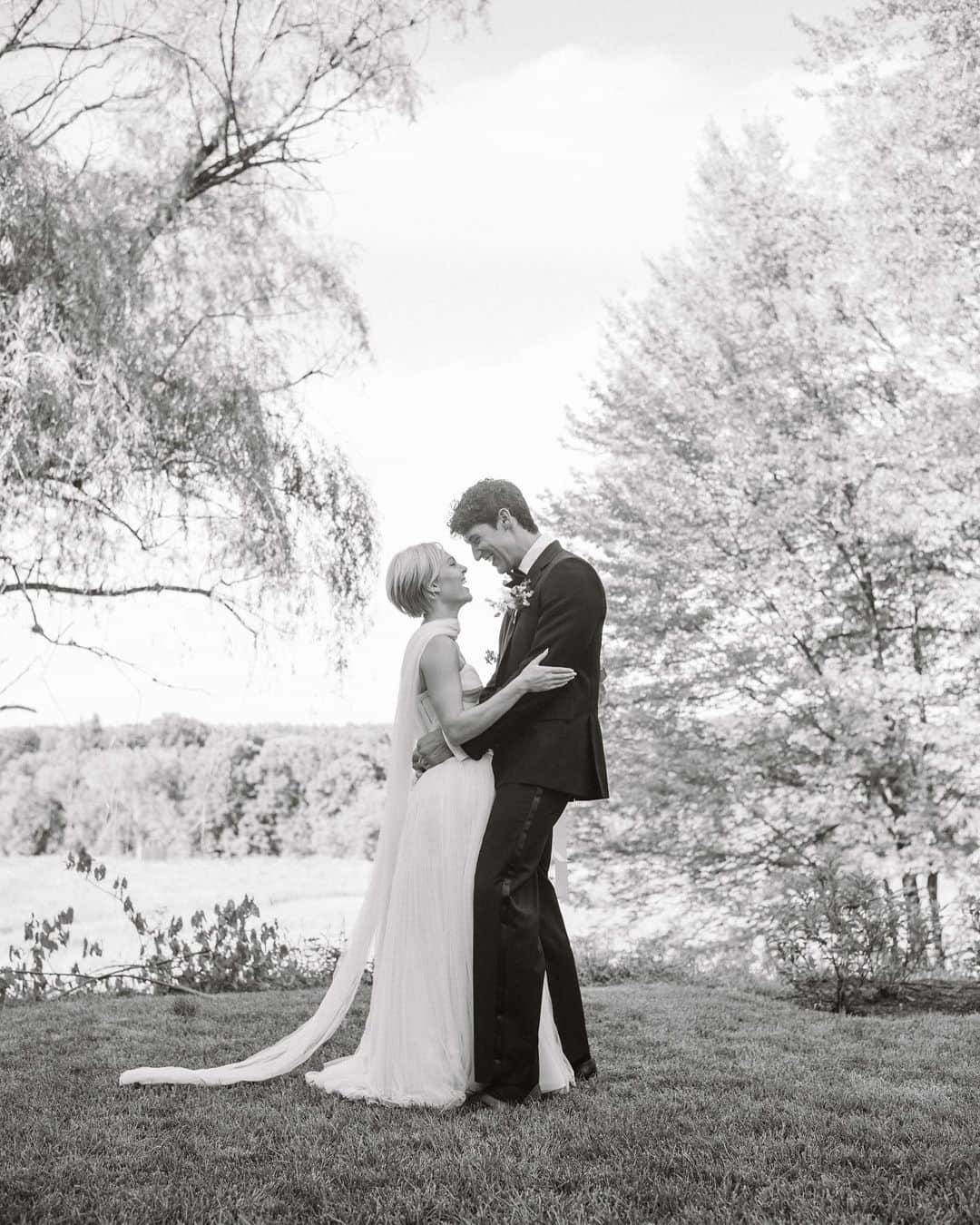 アナソフィア・ロブのインスタグラム：「1 year married to my best friend❣️A caption can’t capture the gratitude, peace, joy, and goofiness I feel when I’m with you. And even when I’m not with you, just thinking of ya makes me feel all warm.  I love you! 🍊」