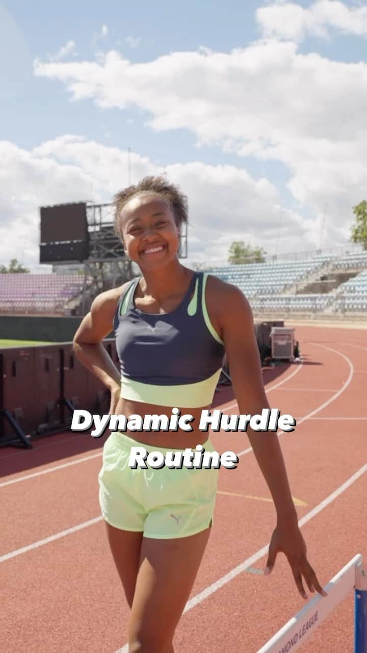 サラ・アチョのインスタグラム：「I loooove hurdle drills !   These are great for hips mobility and getting reactive before a session ! Try to get this routine in and let me know how it felt ☺️ #SprintwithSarah   #training #coaching #running #hurdles #hurdledrills #routine」