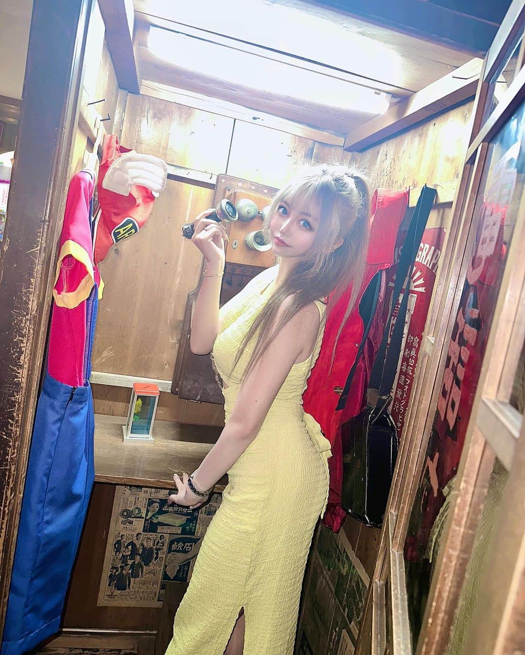 でいじーのインスタグラム：「レトロ電話ボックス☎  #昭和#レトロミュージアム#レトロ#昭和レトロ#retro#電話ボックス#飛騨高山#レトロミュージアム #レトロミュージアム飛騨高山 #岐阜#岐阜観光 #retromuseum#レトロな雰囲気 #ギャル#バスツアー#旅#キャバクラ#キャバ嬢#夜職#水商売#ニュークラ#ホスト#ホストクラブ#ガールズバー#ラウンジ#キャバ#新宿#love#bar#cute#happy」